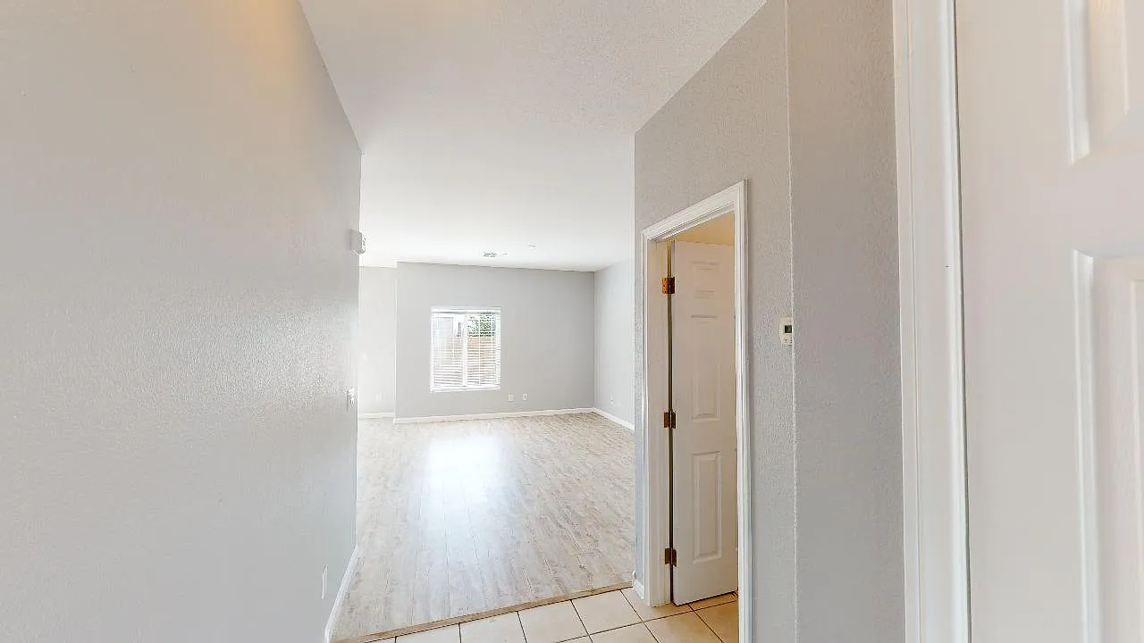 4 bed, 2.5 bath, 1876 sqft, $2,000 — Photo 3