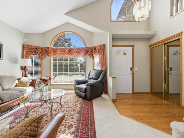 71 E Woodpark Close SW, Calgary, AB T2W 6G9