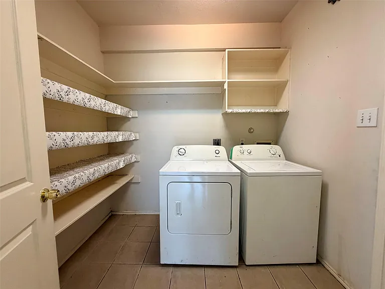2305 Ames St — Photo 25