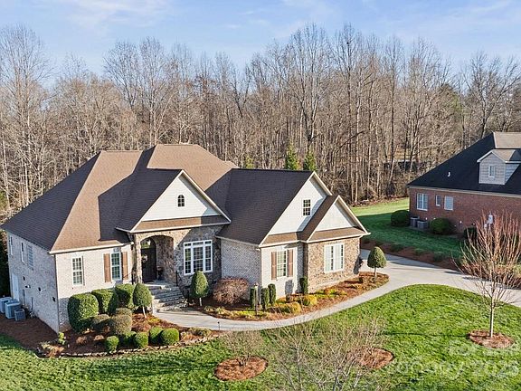 3rd image of 1076 Fox Chase Dr