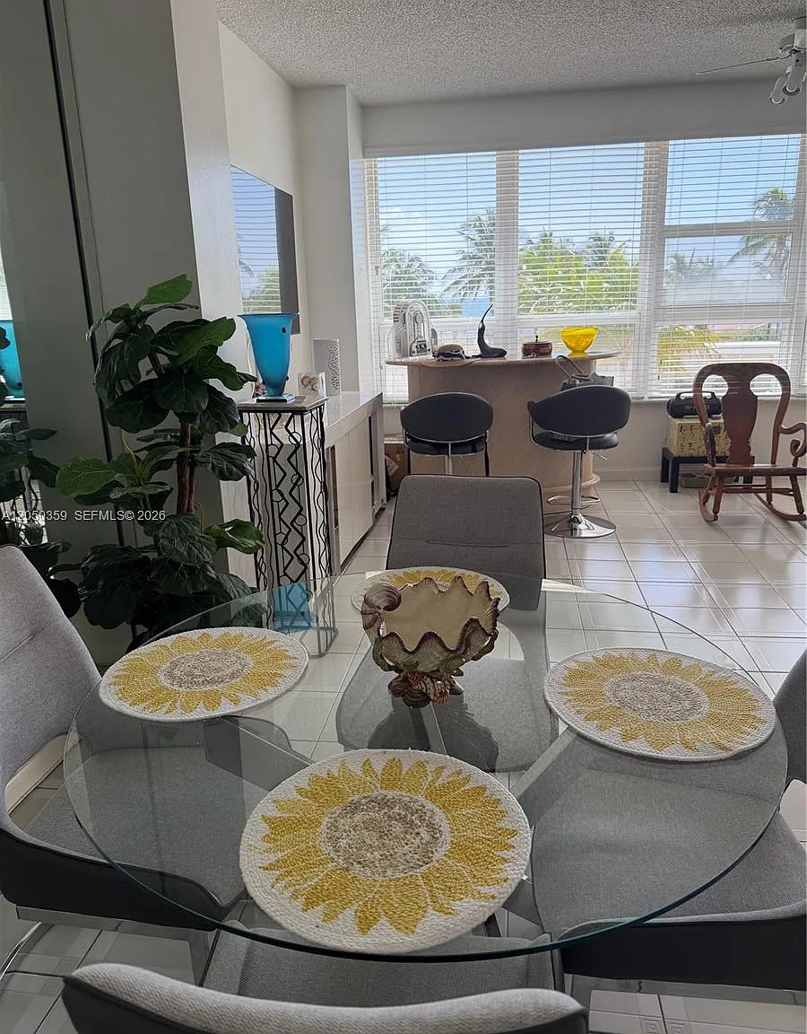 The Executive Condo — Photo 4