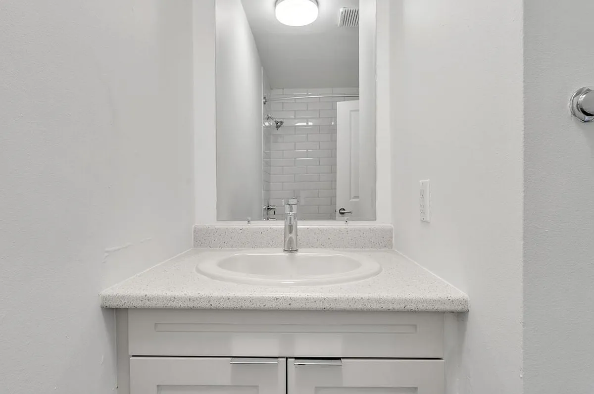 371 Yonge Street — Photo 4