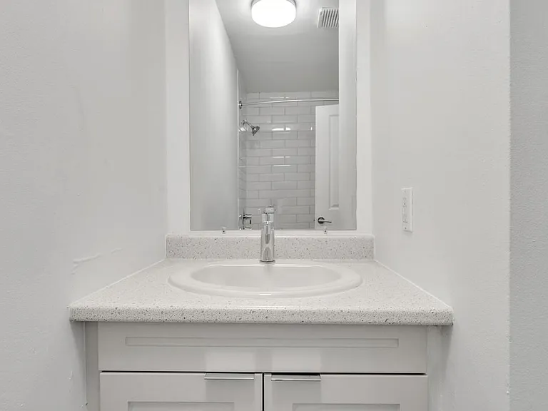371 Yonge St — Photo 4