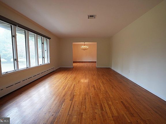 5th image of 1009 E Sherman Ave