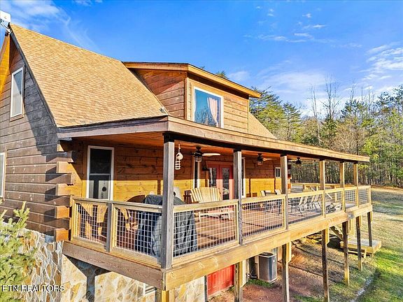 3rd image of 158 Pine Loop Dr