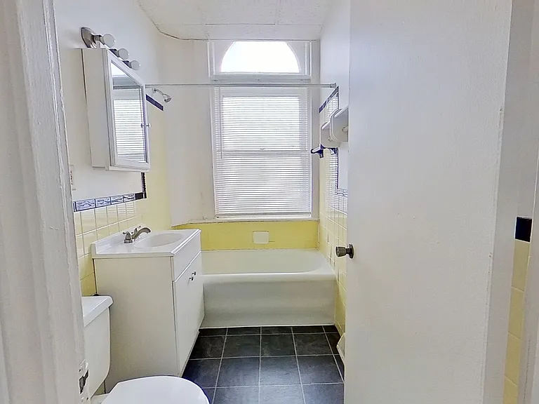 202 E King St #1 — Photo 4