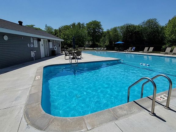 4th image of 1358 W Borders Dr