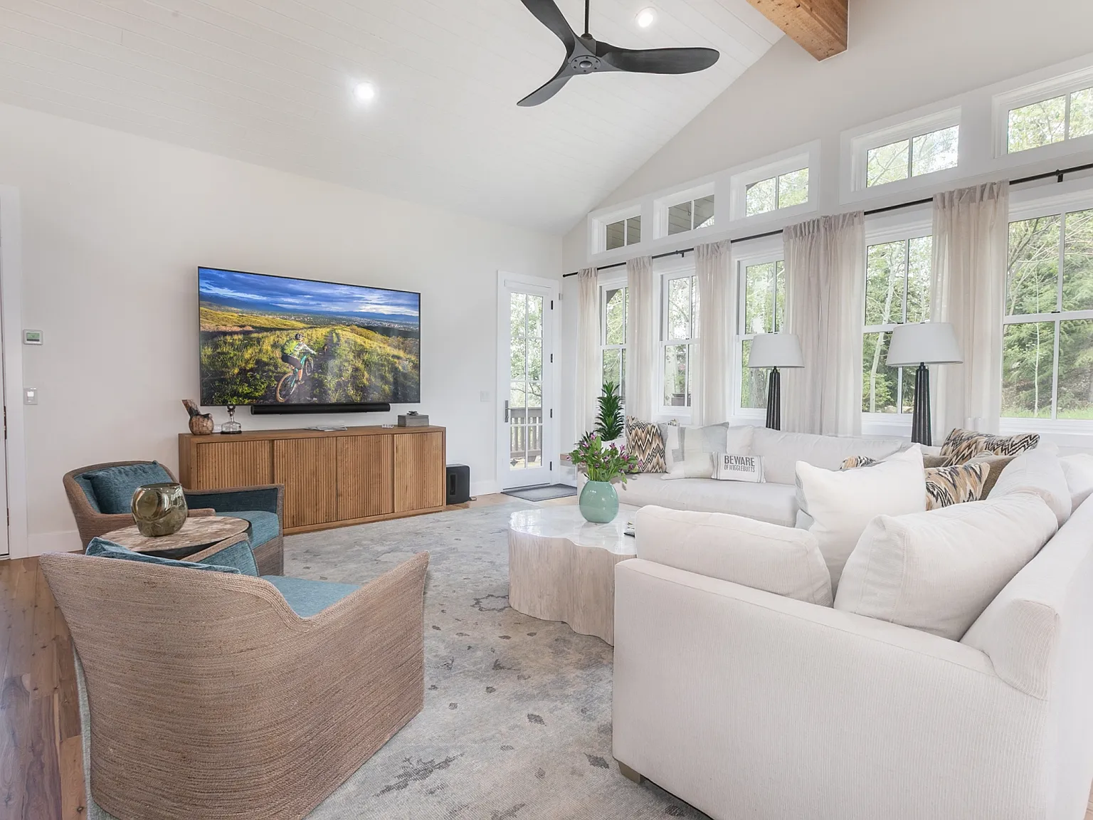 4 bed, 4.5 bath, 5435 sqft, $16,500 — Photo 3