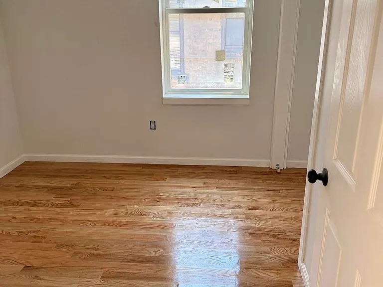 88 Romaine Ave — Photo 16