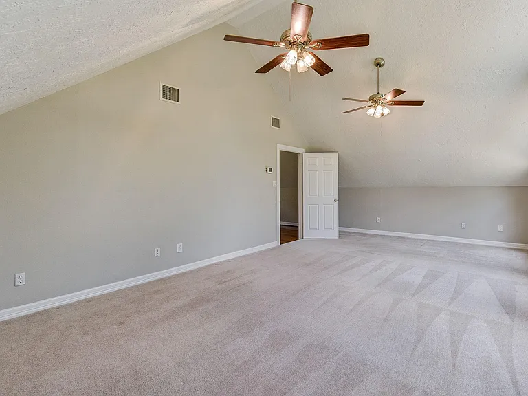10045 Valley Dr S — Photo 37