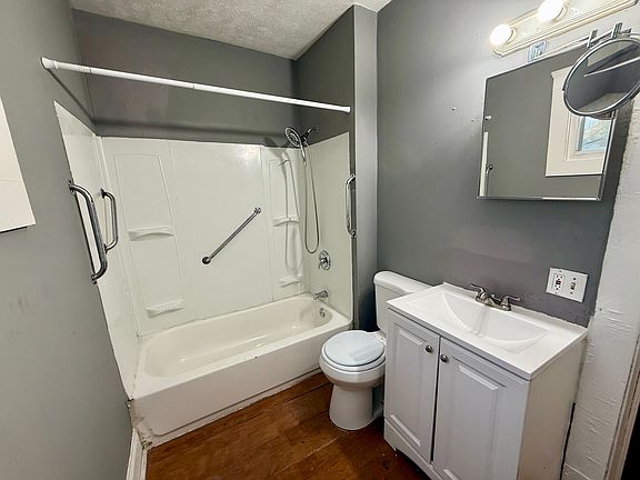 4th image of 9801 Raymond Ave #1