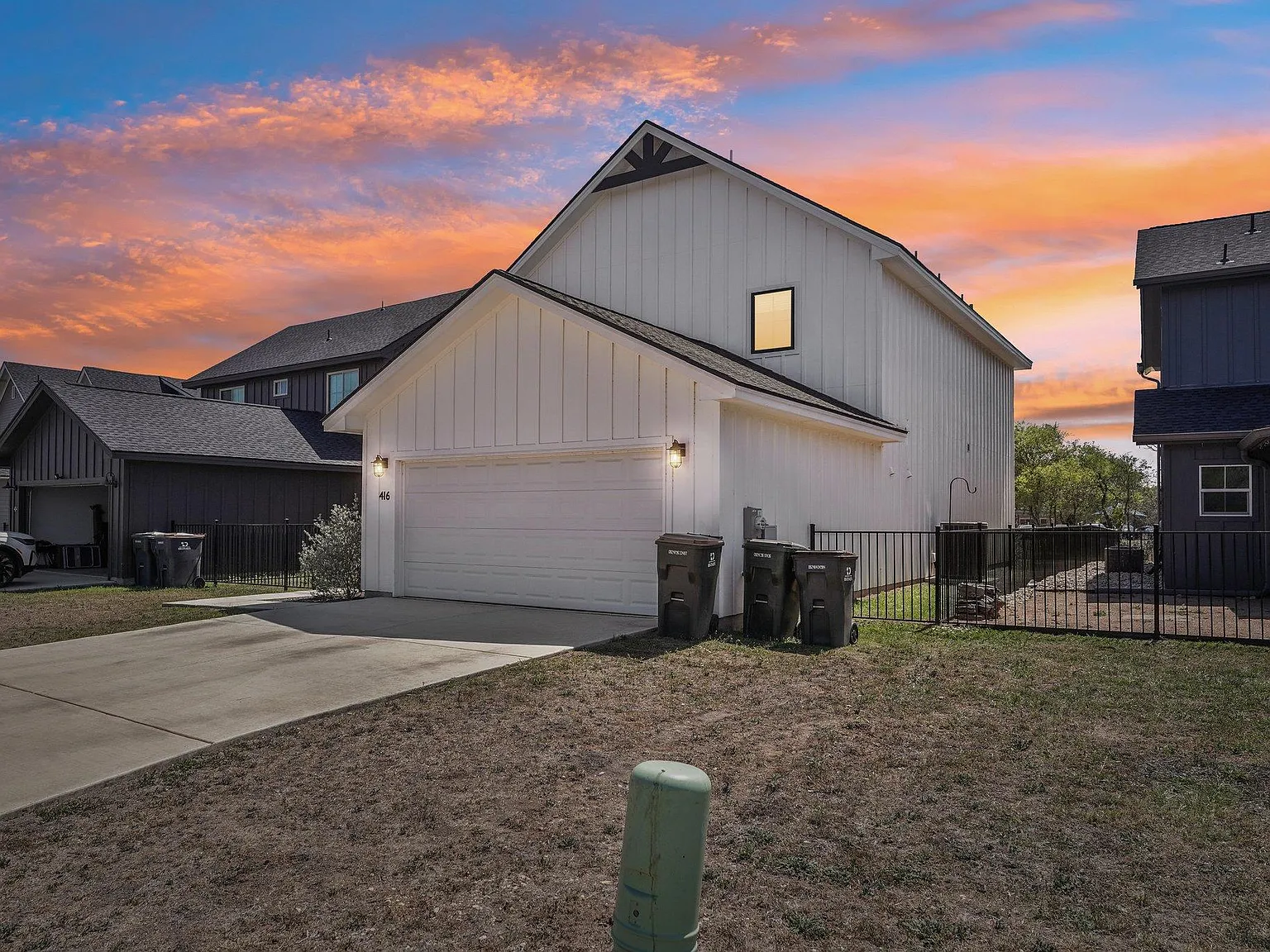 4 bed, 2.5 bath, 2472 sqft, $2,699 — Photo 2