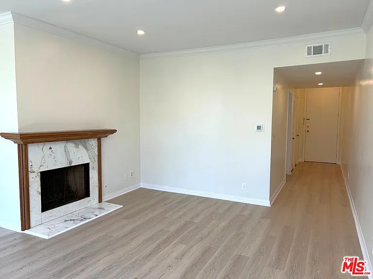 1375 Kelton Ave #404 — Photo 14
