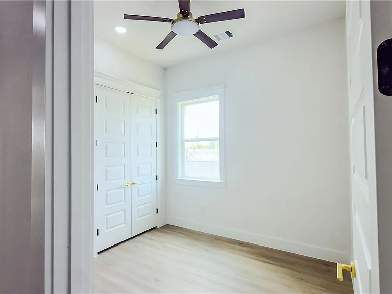 819 N Loop — Photo 32
