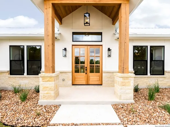 456 Rio Azul Dr, Pipe Creek, TX 78063