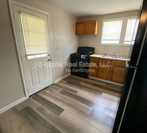 4th image of 1693 Market St