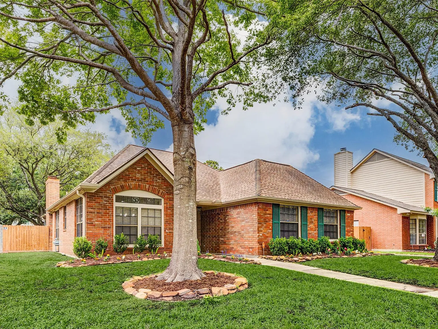 4 bed, 2.0 bath, 2268 sqft, $2,600 — Photo 3