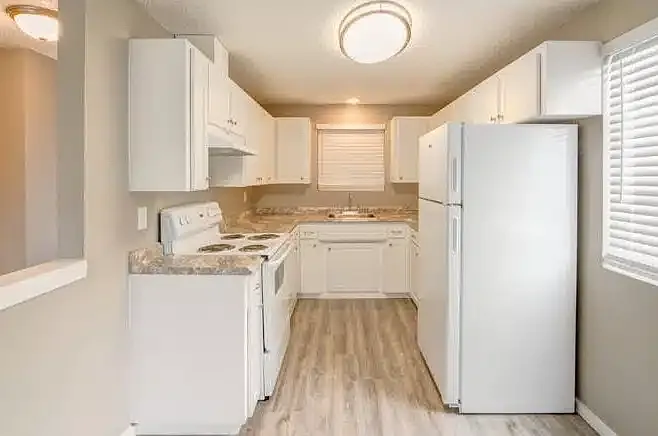 Creekside Apartments — Photo 2