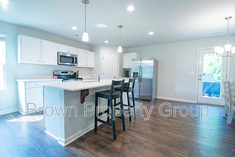 4 bed, 3.0 bath, 2267 sqft, $2,200 — Photo 3