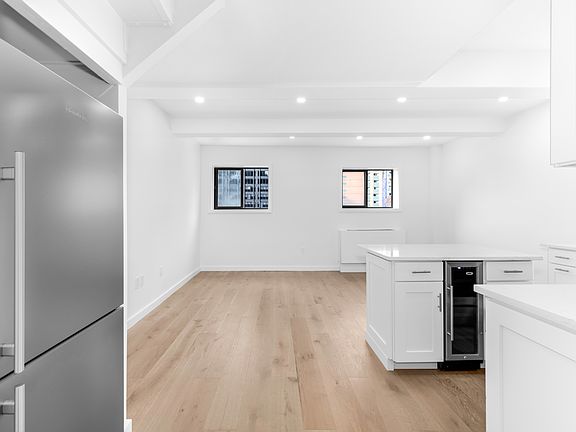 3rd image of 150 W 51st St APT 2116