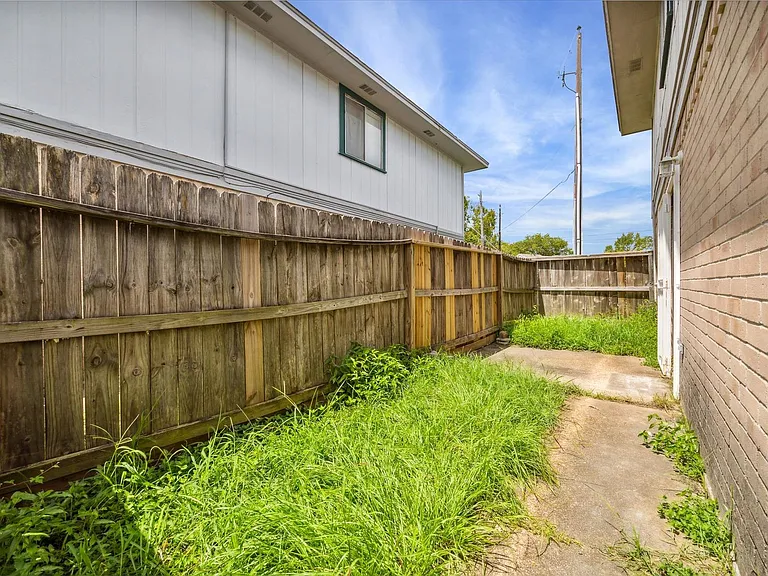 1916 Upland Dr — Photo 13