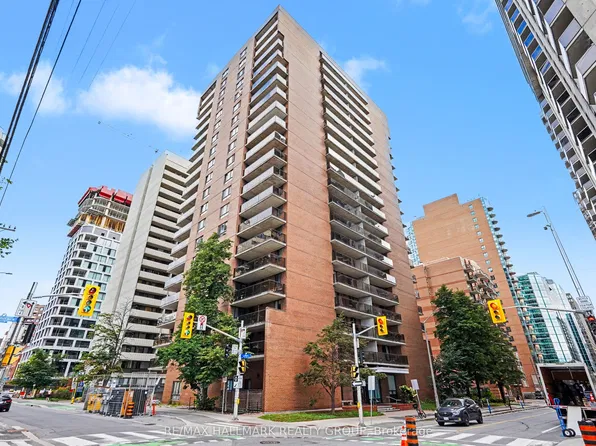 475 Laurier Ave W #403, Ottawa, ON K1R 7X1