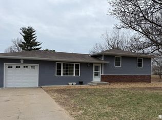 407 Camelot Dr, De Soto, IL 62924