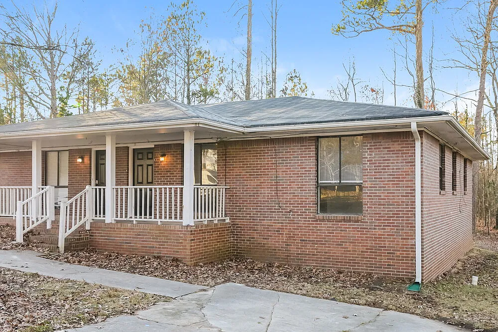 3 bed, 1.0 bath, 1073 sqft, $1,605 — Photo 3