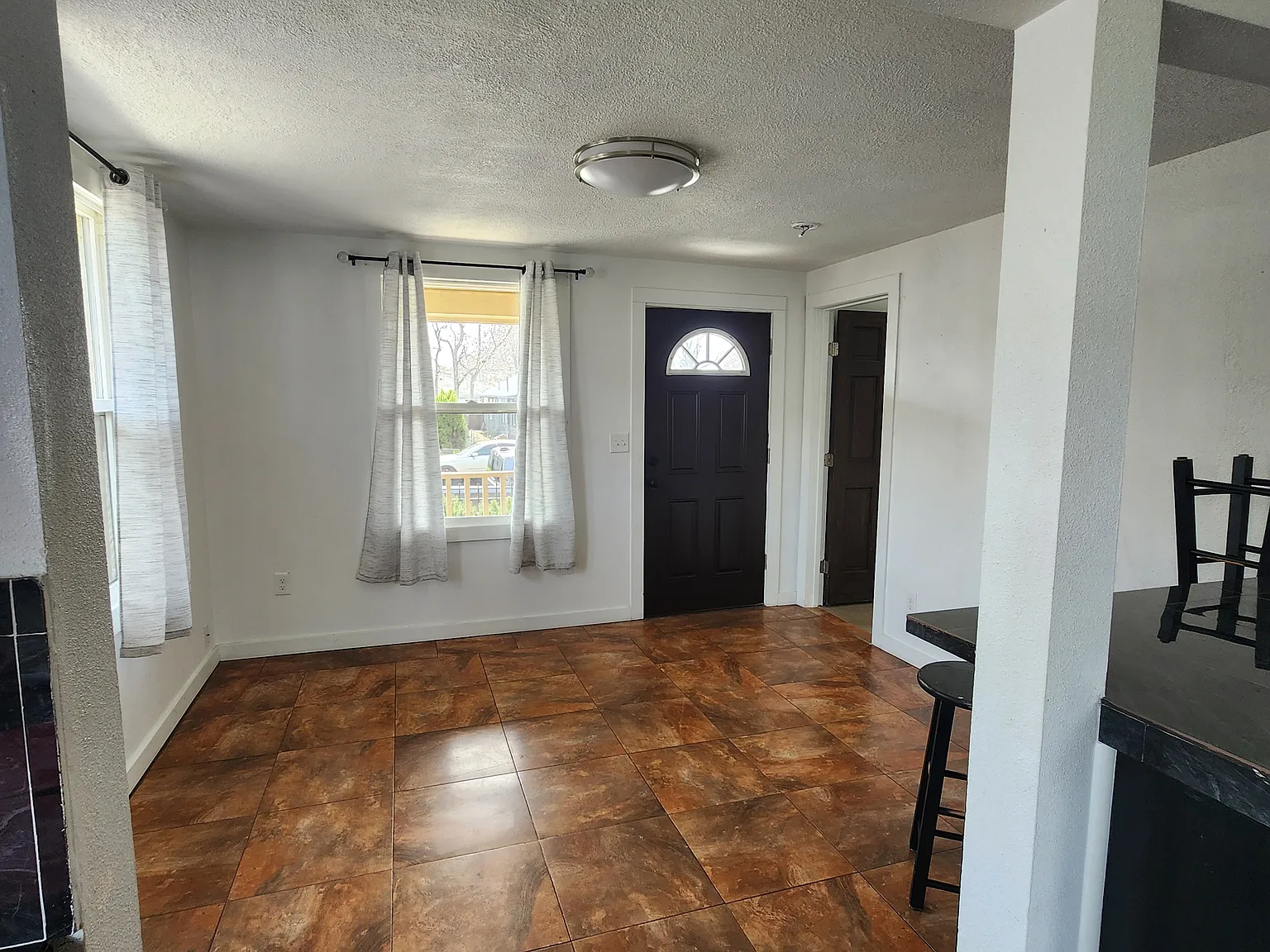 3 bed, 872 sqft, $1,800 — Photo 2