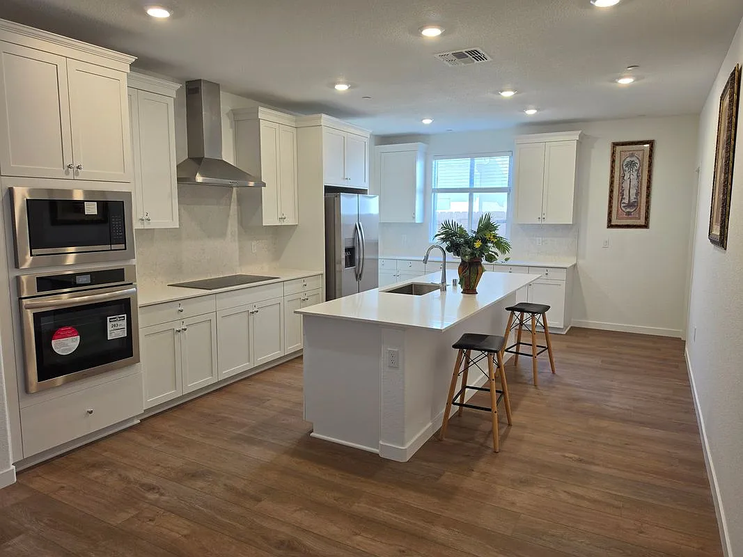 7 bed, 5.0 bath, 3000 sqft, $850 — Photo 4
