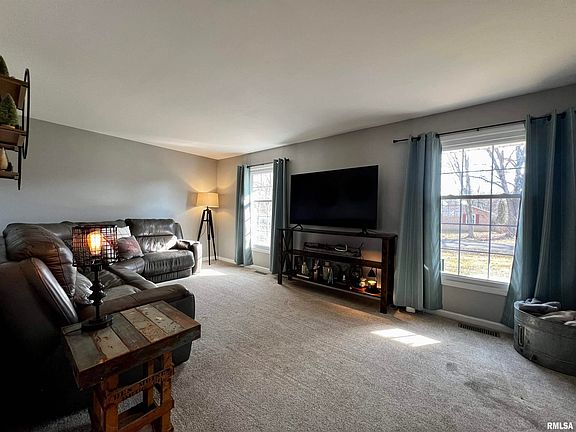 4th image of 524 Meadow Dr