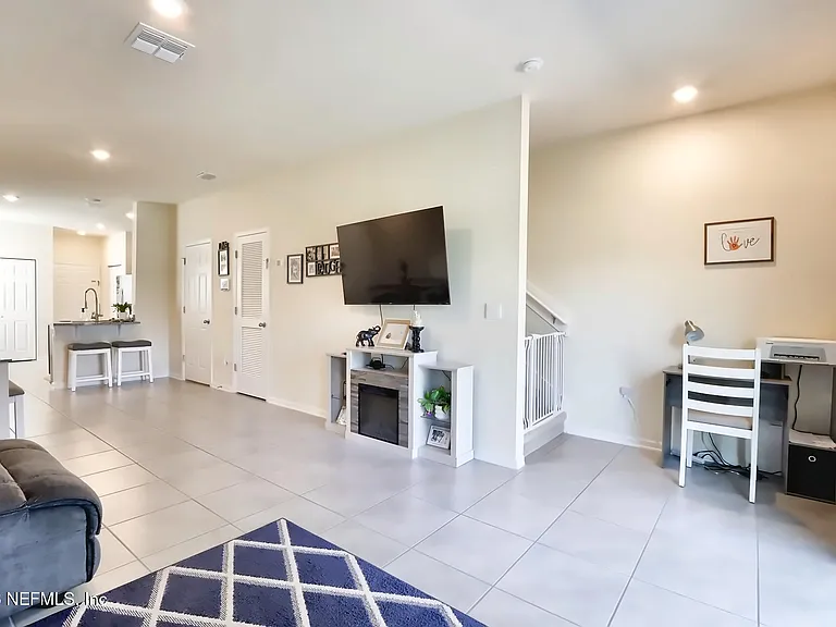 85 Temple Dr — Photo 8