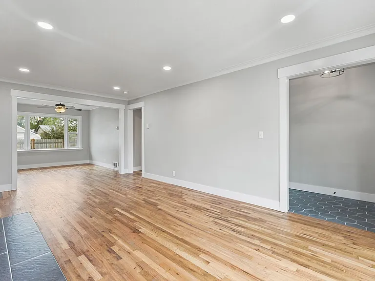 B345AG — Photo 14