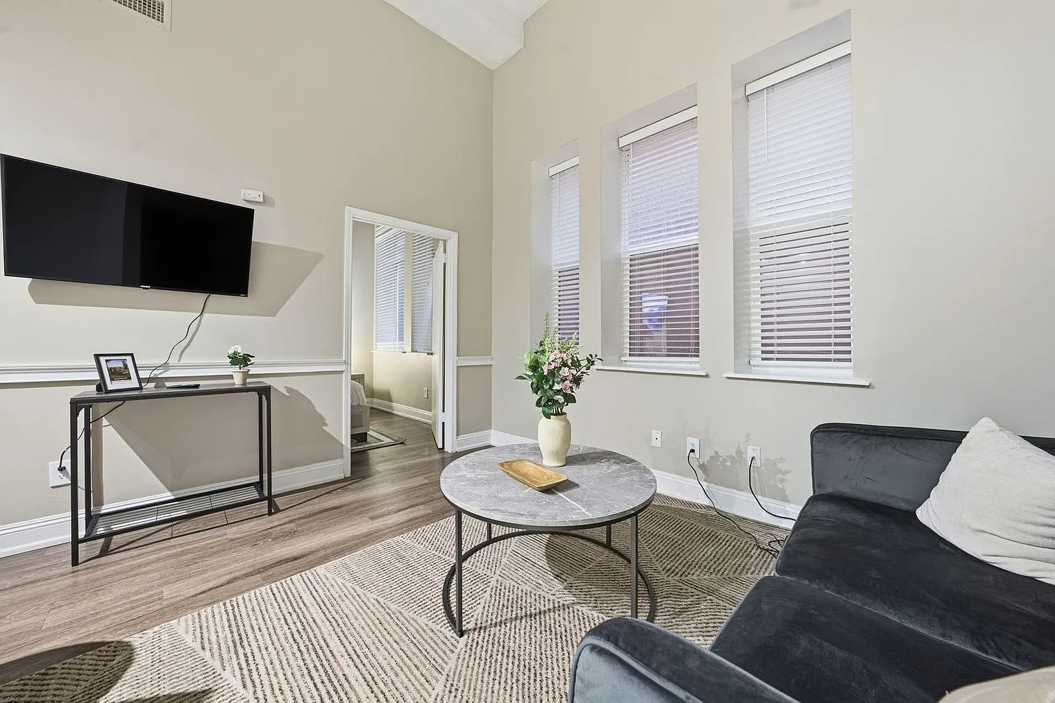 1 bed, 1.0 bath, 6996 sqft, $4,311 — Photo 2
