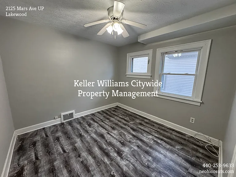 3 bedroom with a den 2 full bath up unit in Lakewood — Photo 22