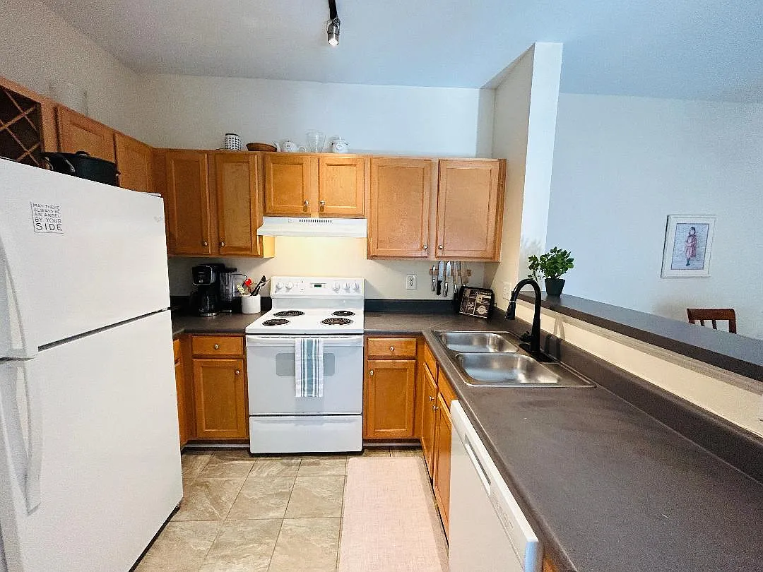 2 bed, 1113 sqft, $1,985 — Photo 3