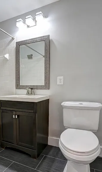 Full bathroom #2 in hallway