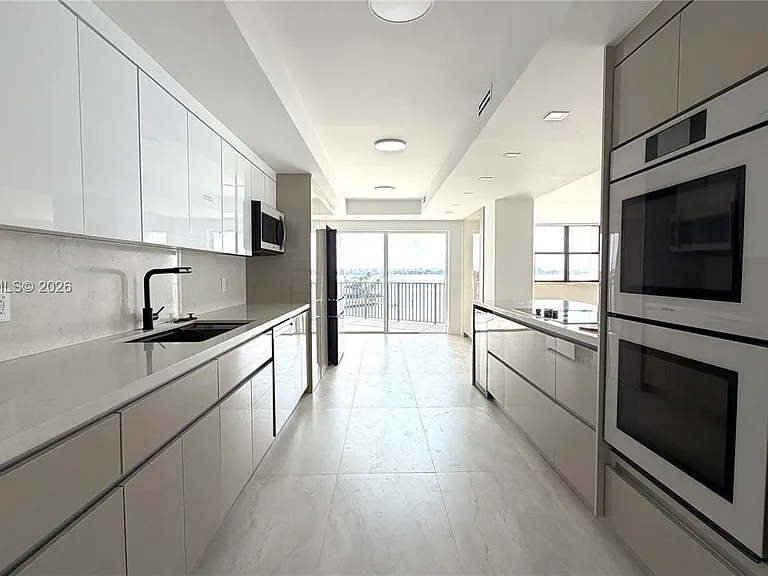 1800 NE 114th St #604 — Photo 3