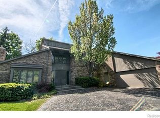 4656 Maura Ln, West Bloomfield, MI