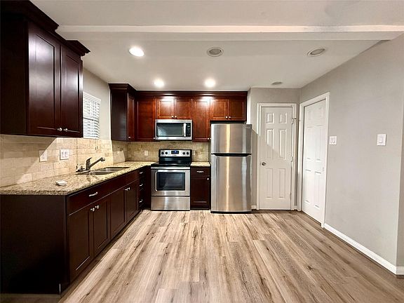 4th image of 808 W Main St