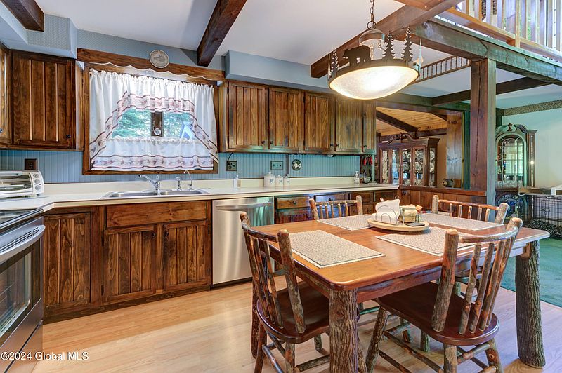 3rd image of 33 Bradt Hill Road