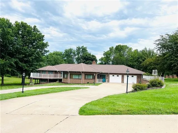 13551 Heritage Dr, Saint Joseph, MO 64505
