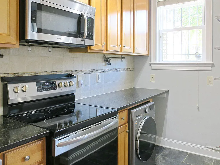 1815 A St SE #101 — Photo 7