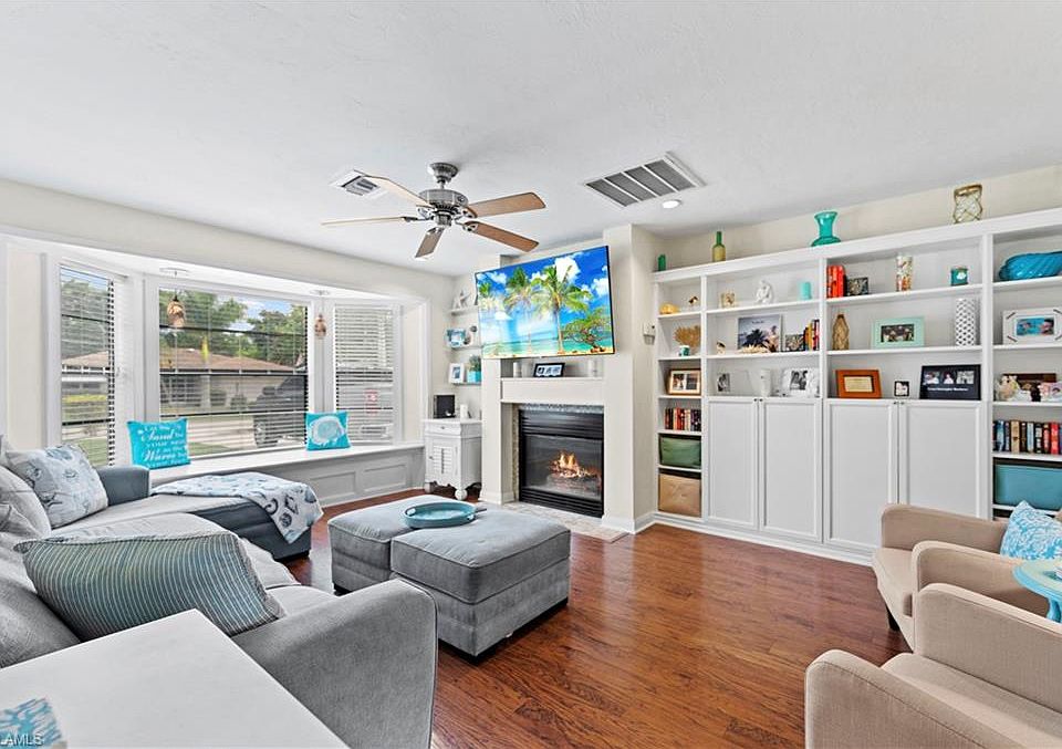 1st image of 871 Entrada Dr S
