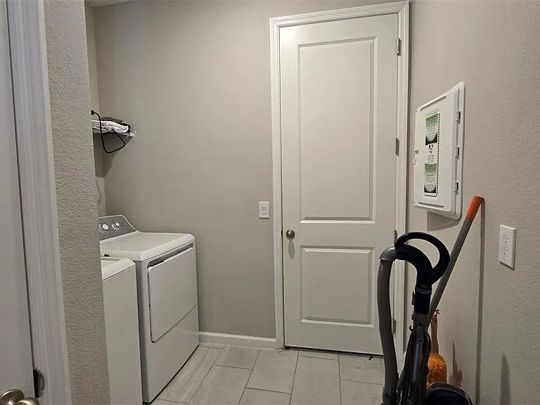 802 Ballantyne Dr — Photo 14