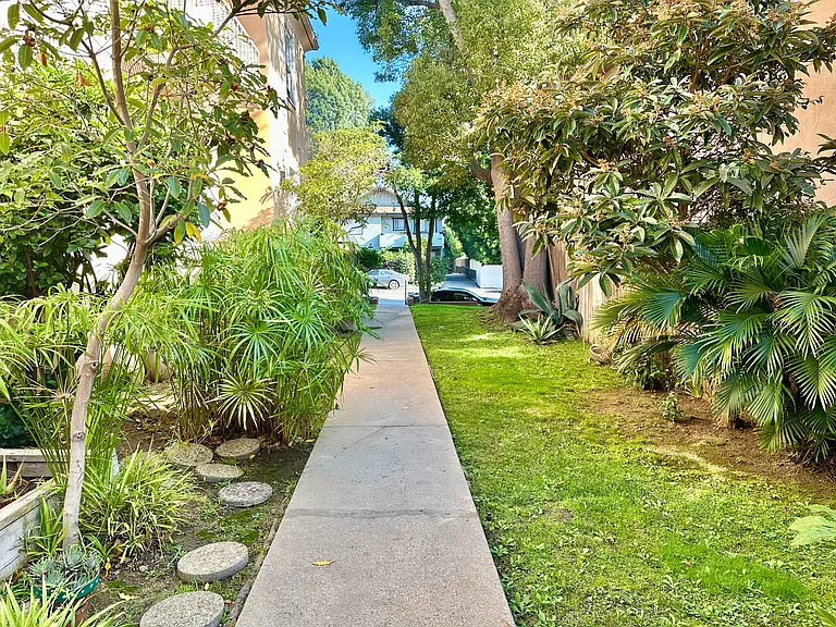 1319 N Fairfax Ave #7 — Photo 16