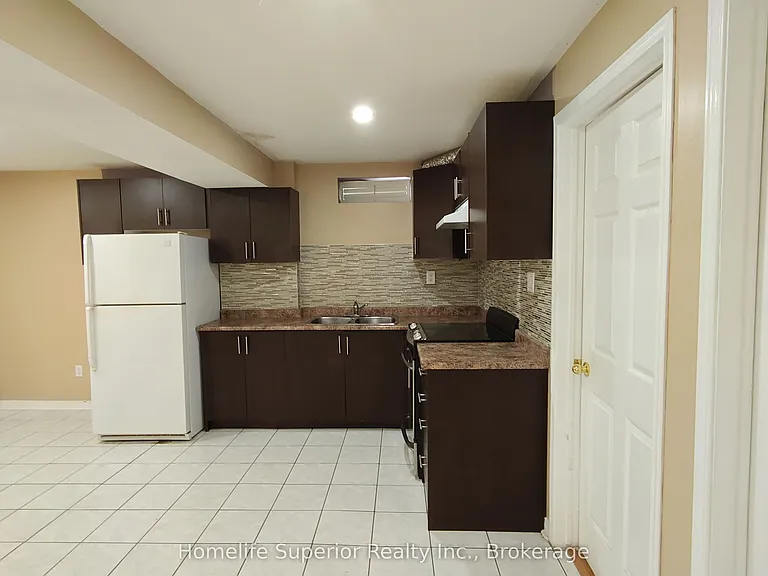 17 Summerfield Cres — Photo 5