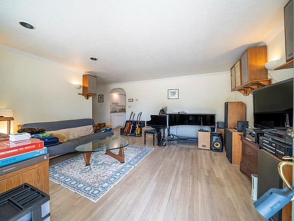 4th image of 1082 Shamrock Dr