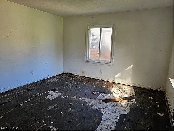 3rd image of 4276 E 162nd St