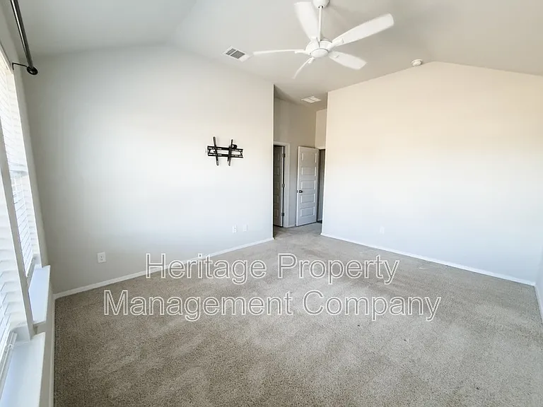 139 Lyndon Dr — Photo 13